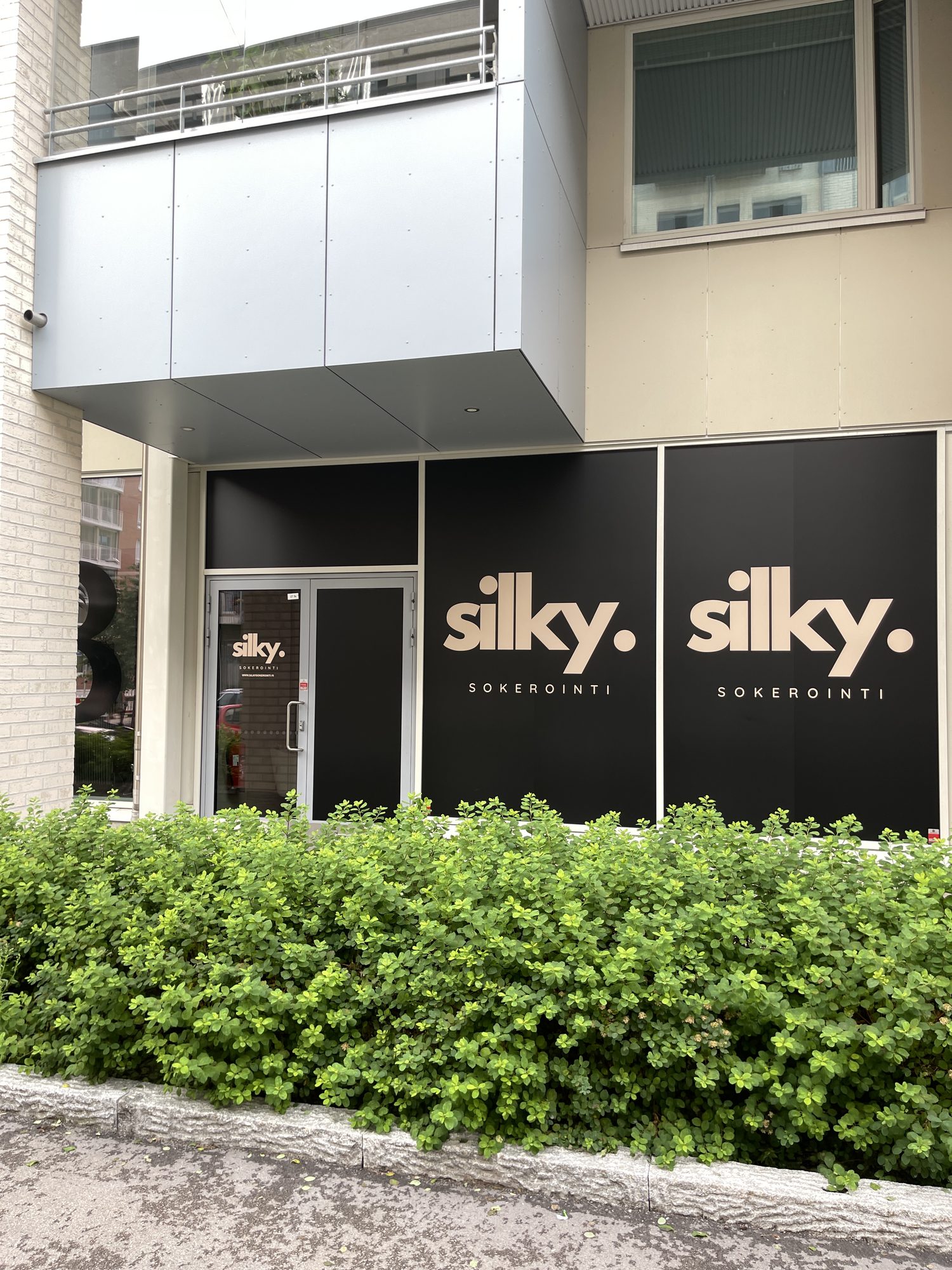 Silky Sokeroinnin sisäänkäynti ja liikkeen edusta Kalasatamassa